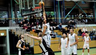 Marco Kayser (am Ball) gelangen 13 Punkte gegen Kirchentellinsfurt.